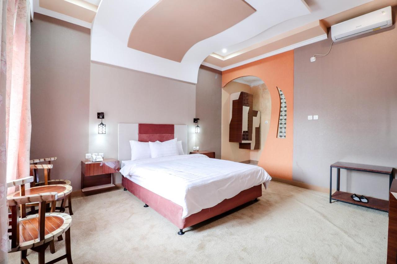 Sartini Inn Jogja Jogjakarta Buitenkant foto