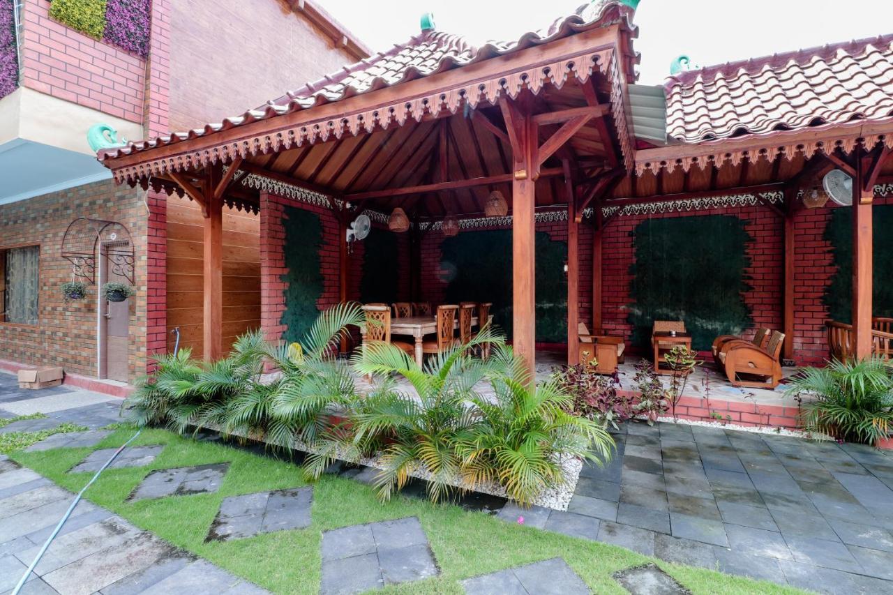 Sartini Inn Jogja Jogjakarta Buitenkant foto